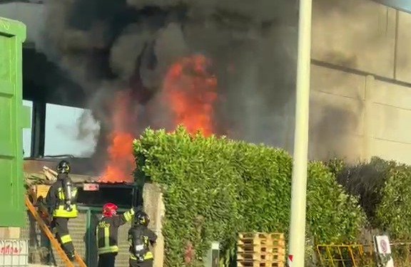 Fiamme avvolgono un capannone vicino al Carrefour