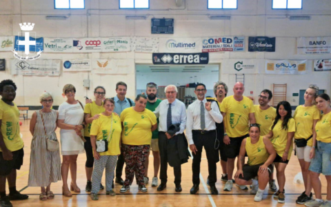 Il sindaco Roberto Scheda al Centro estivo comunale di Vercelli per la festa finale
