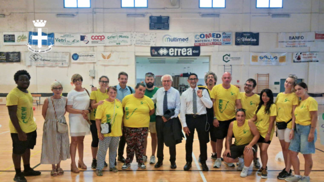 Il sindaco Roberto Scheda al Centro estivo comunale di Vercelli per la festa finale