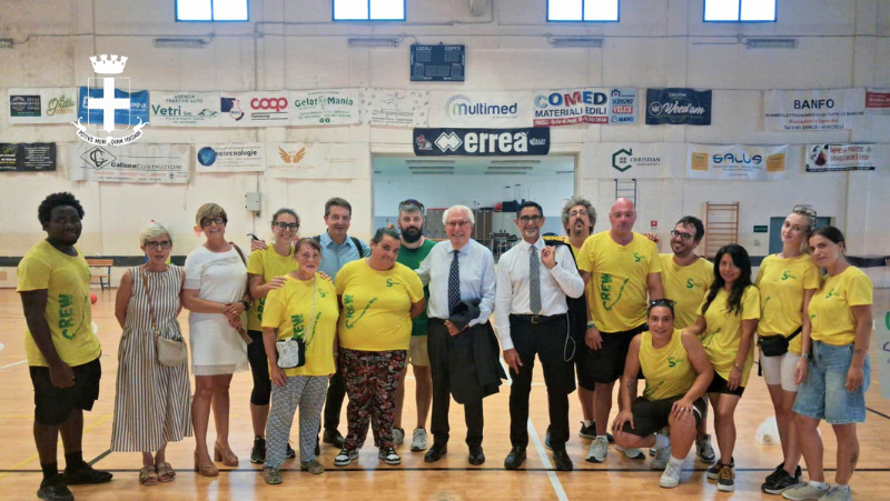 Il sindaco Roberto Scheda al Centro estivo comunale di Vercelli per la festa finale