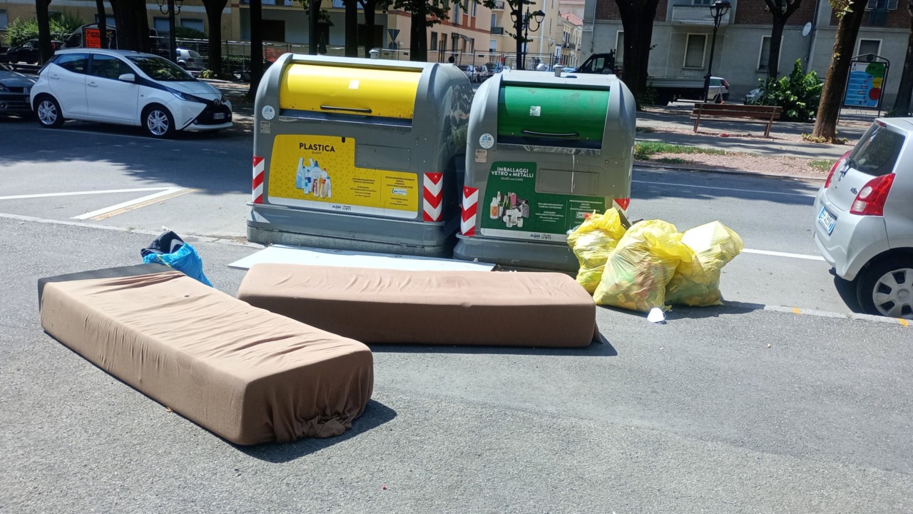 Situazione rifiuti a Vercelli: un giro d’agosto tra abbandoni e curiosità