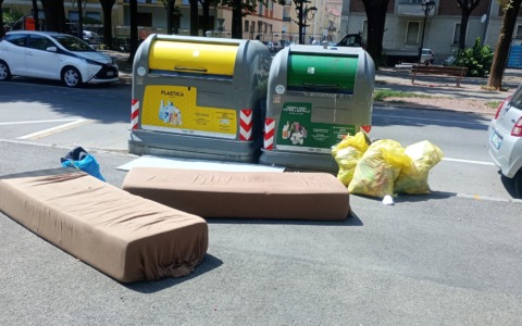Situazione rifiuti a Vercelli: un giro d’agosto tra abbandoni e curiosità