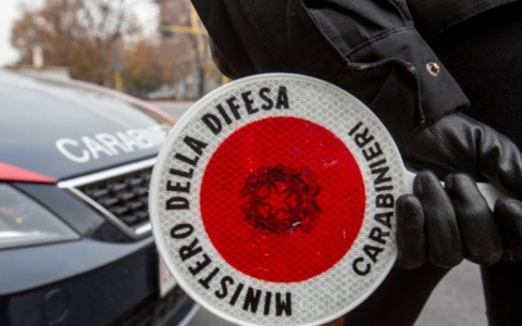 Uomo tenta di scappare dai Carabinieri a Trino: trovato con droga
