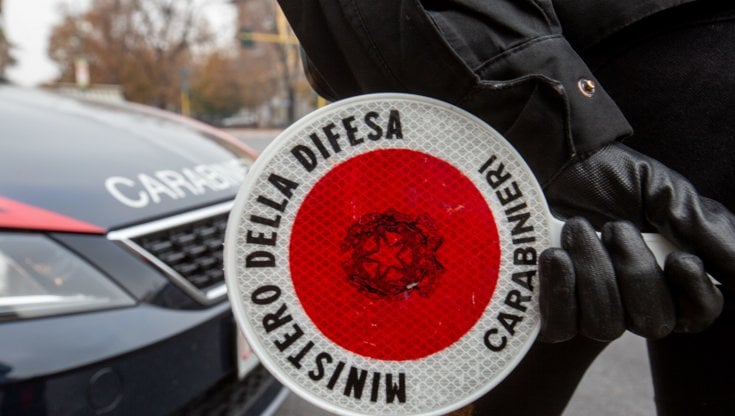 Uomo tenta di scappare dai Carabinieri a Trino: trovato con droga